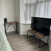 High street home, hotel near Southampton Airport - SOU, Eastleigh