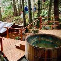 Sungate on Salt Spring - Luxurious Suite with Cedar Hot Tub & View، فندق في Salt Spring Island