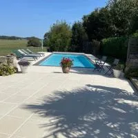 Lime Tree Farmhouse, hotel em Saint-Saud-Lacoussière