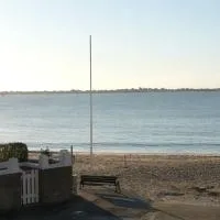 Face à la mer studio de 33m2 avec terrasse et wifi, hotel u gradu Larmor-Plage