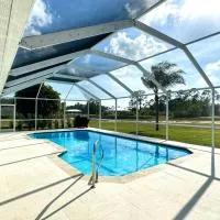 Luxury contemporary hidden gem, hotel v mestu Lehigh Acres