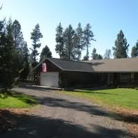 Cozy Cabin LaPine، فندق في لا بين