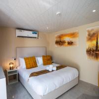 Desert Safari Overnight Experience "Modern room with AC & Entertainment", hotel in Hunaywah