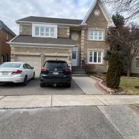 4 Bedroom House in Mississauga, hotel in Churchill Meadows, Mississauga