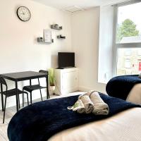 Cosy Modern 2 Bedroom Apartment bedroom with ensuite bathroom - Neath Road Port Talbot Near Briton Ferry Train Station