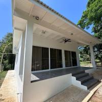 Baquis Island Bungalow, מלון ליד Utila Airport - UII, אוטילה