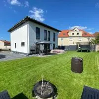 Ferienhaus am See - Natur pur zwischen See und Park, hotel en Neukieritzsch