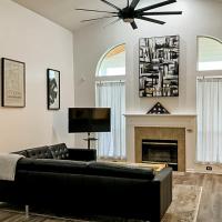 Waterfront 2-story home with water views, patio, streaming, washer/dryer, & AC, Hotel in der Nähe vom Flughafen Cecil Field Airport - VQQ, Jacksonville