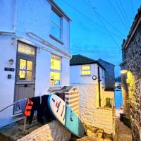 SMUGGLERS HIDE and SMUGGLERS CABIN a 2023 GLOBAL AWARD REFURBISHMENT WINNER - a cosy 2 BEDROOM FISHERMANS COTTAGE with HARBOUR VIEWS and an ADDITIONAL private entrance 1 BED STUDIO only 10 Metres To Sea Front - BOOK BOTH FOR THE ENTIRE 3 BEDROOM COTTAGE
