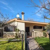La Villetta del Gelso bianco - FAMILY, charming, spacious Rustic Villa with Garden & BBQ near Rome, Anzio e Nettuno, hotel a Aprilia