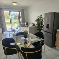 Outerspaces- 2 Bedroom apartment-Sandton, hotel en Avalon