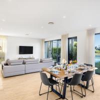 Luxurious 4BR Waterfront Retreat in Mermaid Waters, hotel en Mermaid Waters, Gold Coast