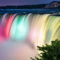 Serenity by the Falls - Modern 2 Bedroom Hideaway, hotel in Downtown Niagara Falls, Niagara Falls