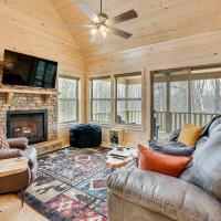 Turtletown에 위치한 호텔 Secluded Murphy Cabin Rental with Deck and Fire Pit!