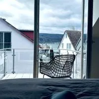 Lakefront View Entire Apartment with 2 bedrooms, 2 full bathrooms & Balcony Waterview, viešbutis mieste Reichenau