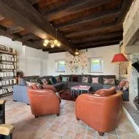Grande maison familiale avec jardin, Wifi, animaux acceptés, מלון בTrézelles