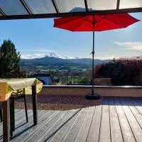 Gîte de France LA MARMOTTE avec terrasse privative proche du lac d'Aiguebelette, hotel en Saint-Béron