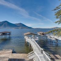 Lakefront California Escape with Deck and Boat Dock!, hotel em Clearlake