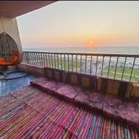 알렉산드리아에 위치한 호텔 Hotel appartment alexandria sea view free wifi 3 bedrooms 2 toilets 5th floor Bellevue village agami available all year days & 5 heavy blanket available