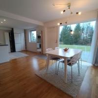 Modern apartment near forest, with kitchen, washer, parking, private entrance - 4 adults, 2 kids & pets friendly!