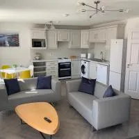 Town Center Beautiful 2 Bed Apartment โรงแรมในคินเซล