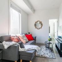 Spacious 2BR Apartment - Minutes to Leslieville, hotel in Leslieville, Toronto
