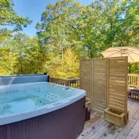 Pocono Getaway A frame Cabin w/ Hot Tub Sauna, hotel i East Stroudsburg