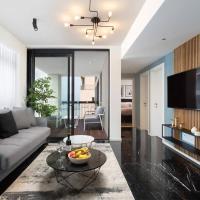 At Renoma Stunning 2BR with Sea View by HolyGuest, hotel v destin&aacute;cii Tel Aviv