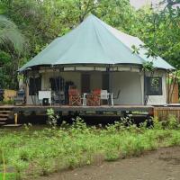 Safari tent with private pool close to Manuel Antonio Glamping 1, hotel u gradu Matapalo