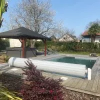 2 chambres dans villa avec spa et piscine, hotel en Idron