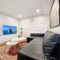 The Serene Haven Modern 2 Queen Bed Full Apartment, hotel en St. Catharines