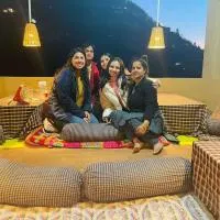 Pyare Cafe Cottages And Tents, hotel di Gushaini