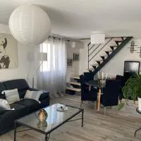 Grand studio indépendant avec jardin, хотел в Peyssies