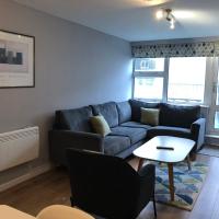 The View Apartments: Stunning Waterside Retreat near Wood Lane Campus and Town Station