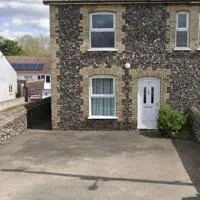 Charming 3 bedroom flint cottage, hotel v destinaci Lakenheath