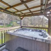 Fireside Evenings: Red River Gorge Gem w/ Hot Tub、Rogersのホテル