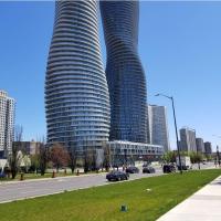 Lovely 1 bedroom Condo Downtown Mississauga Square One, hotel in Mississauga City Centre, Mississauga