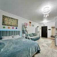 Raduga West 'Azure' Apartment, hotel v destinaci Koshkolʼ