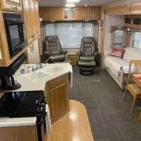 Betsie -35Ft RV Camper in Woods -Firepit & Hot Tub, hôtel à Benzonia