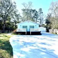 Ocean Springs Cottage-Bring your Boat! 2 Bedroom 2 Bath Sleeps 4 Max, Hotel in Ocean Springs