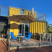 Yellow house 6 minutos de playa, hotel cerca de Aeropuerto internacional de Playa de Oro - ZLO, Barra de Navidad