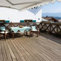 Schönes Ferienhaus in Lechbruck Am See mit Großer Terrasse und Bergblick