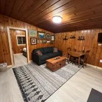 Rustic 1 bd 1 ba Cabin at Waitts Lake Resort, hotel en Valley