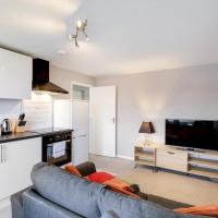 5 MINS to Slough Trading Estate - Free Onsite Parking, WiFi - Sleeps 4