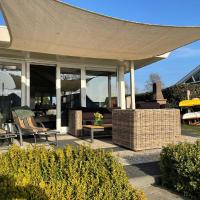 Ferienhaus in Makkum mit Sauna und schöner Aussicht, hotel in Beach Resort Makkum, Makkum