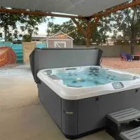 Pet-Friendly Near Zion - Hot Tub Downtown Kanab, ξενοδοχείο σε Kanab