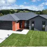 Brand New House with 5 bedroom and 3 full bathroom, hotel u gradu Rotorua