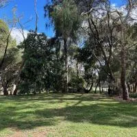 Nestled on Tower Hill's edge, with stunning views!, hotel Koroit városában