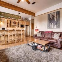 Vintage Downtown Laramie Apartment with Deck!, hotel near Laramie Regional Airport - LAR, Laramie