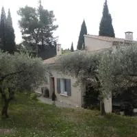 2 chambres au calme Villa Chrisma Provence, hôtel à Orgon